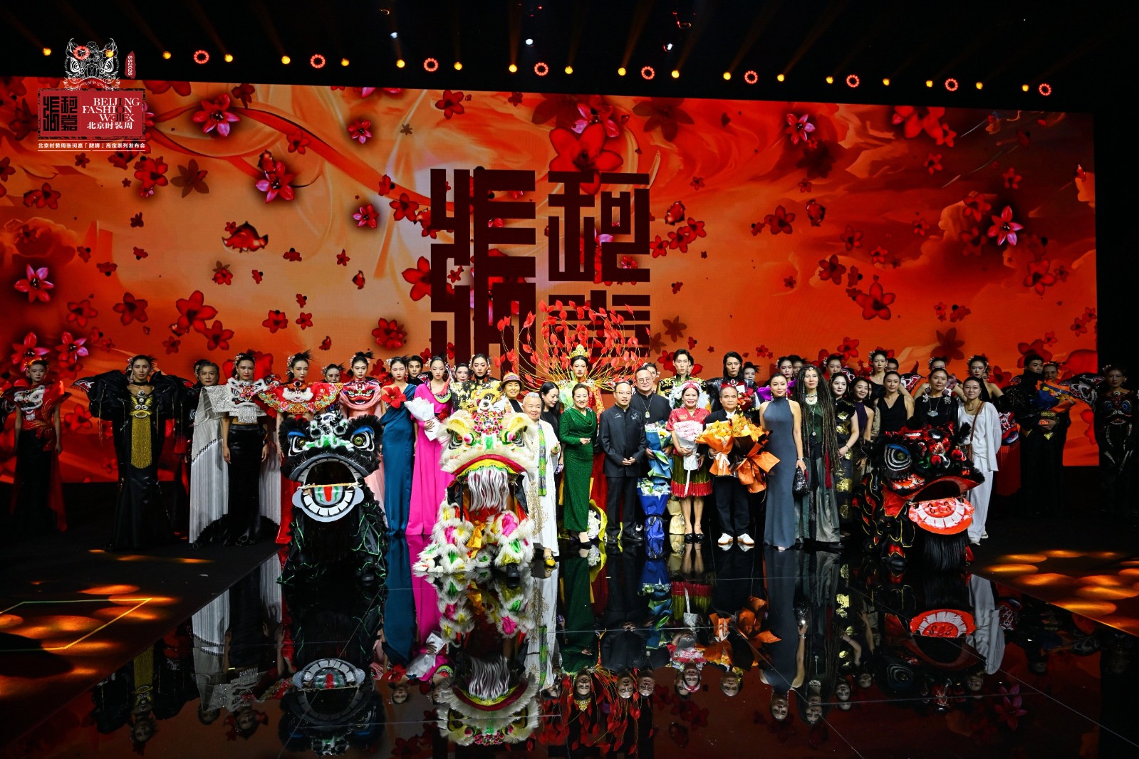 張珂嘉“醒獅”大秀亮相北京時裝周 張珂嘉“醒獅”大秀亮相北京時裝周