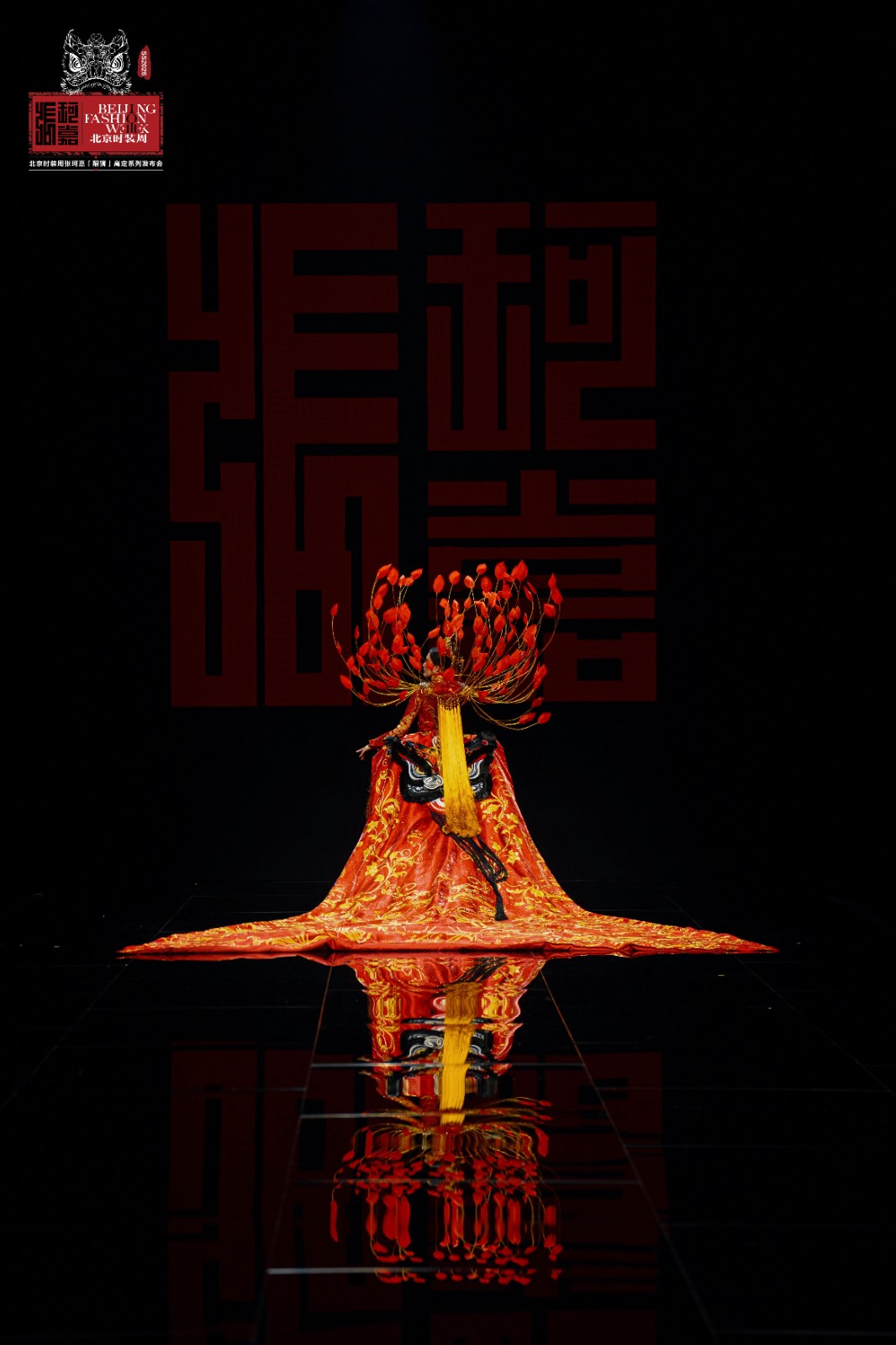 張珂嘉“醒獅”大秀亮相北京時裝周 張珂嘉“醒獅”大秀亮相北京時裝周