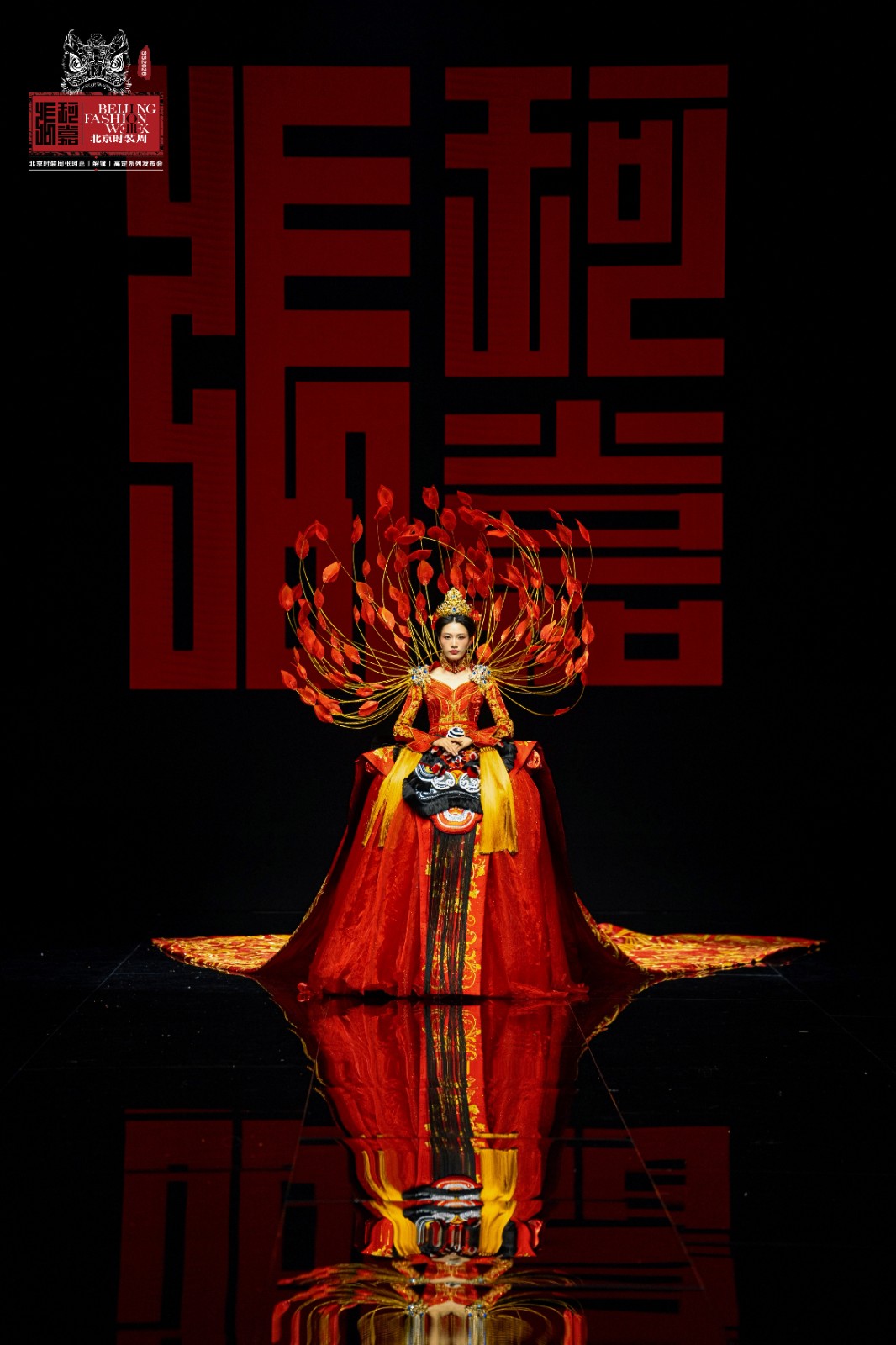 張珂嘉“醒獅”大秀亮相北京時裝周 張珂嘉“醒獅”大秀亮相北京時裝周